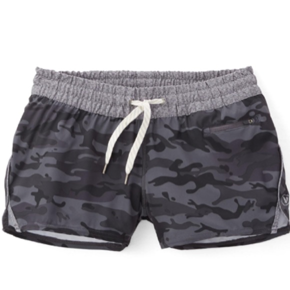 Vuori Pants - Vuori Clementine Shorts 2.5" inseam camo liner